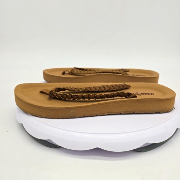 Minnetonka Shoes Women's 7 Hallie Flip Flop Sandal 75001 Tan - Picture 1 of 8